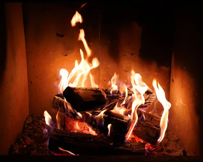 Feu de bois dans une cheminée Feu de bois dans une cheminée