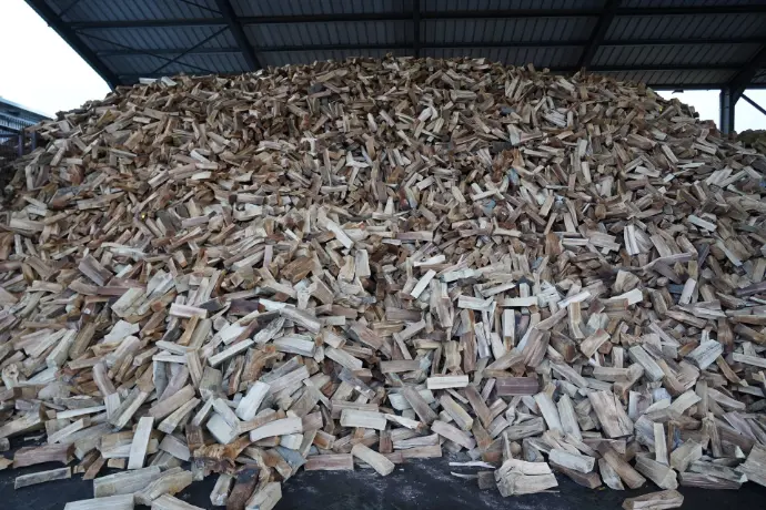 Tas de bois de chauffage sec à emporter